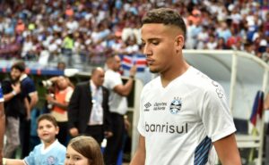 gustavo martins, zagueiro do grêmio sondado por vários clubes, faz o primeiro gol do imortal na temporada