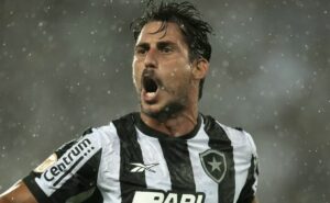 o torcedor ficou dividido nessa; fluminense demonstra interesse em gabriel pires e torcedor repercute contratações