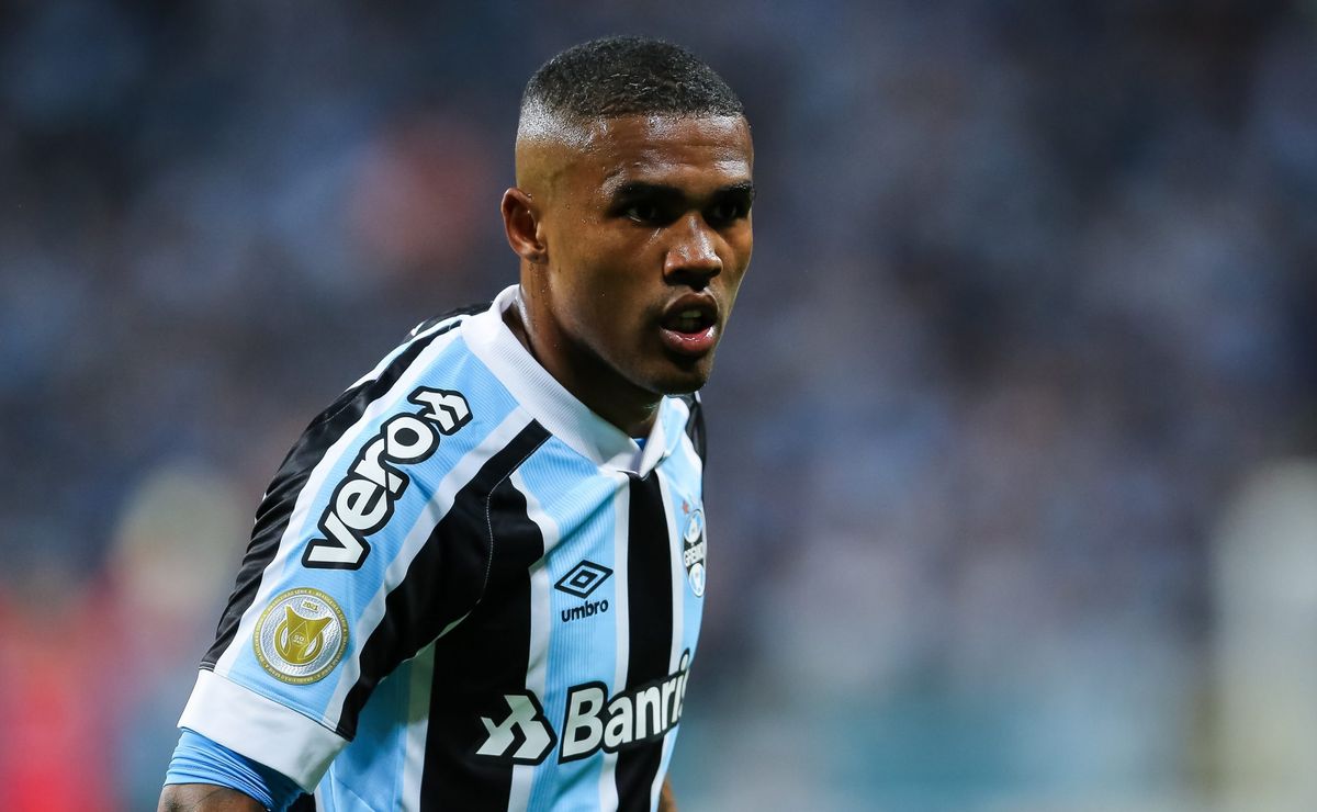 buscando informações: douglas costa exibe suas ‘preocupações’ antes de fechar com o cruzeiro