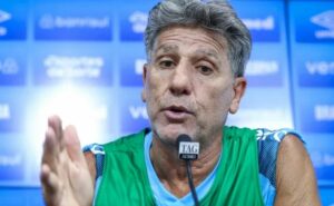 renato gaúcho toma atitude surpreendente e faz convite para atacante jogar no grêmio
