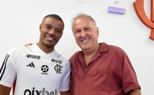 abençoado? no primeiro dia no flamengo, de la cruz recebe carinho 'especial' de zico