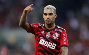 flamengo dá 'chá de cadeira' no corinthians em transferência de matheuzinho e é cobrado