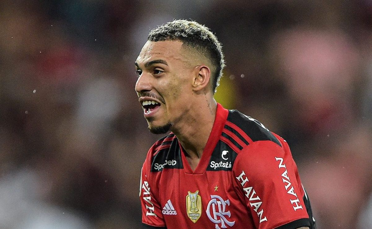 r$ 21,4 milhões, flamengo topou: corinthians aumenta oferta por matheuzinho e se acerta com pablo