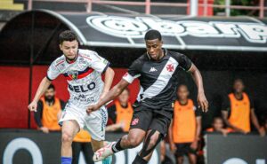 meu deus, eles fizeram isso ao vivo; torcida do vasco toma atitude constrangedora com lucas eduardo