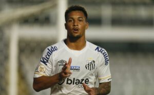 coração gelado, já fez isso na europa: marcos leonardo se destaca em sua estreia pelo benfica com um super lance