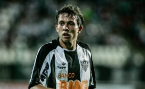 agressivo no mercado da bola, vasco busca contratação de bernard, ex atlético mg
