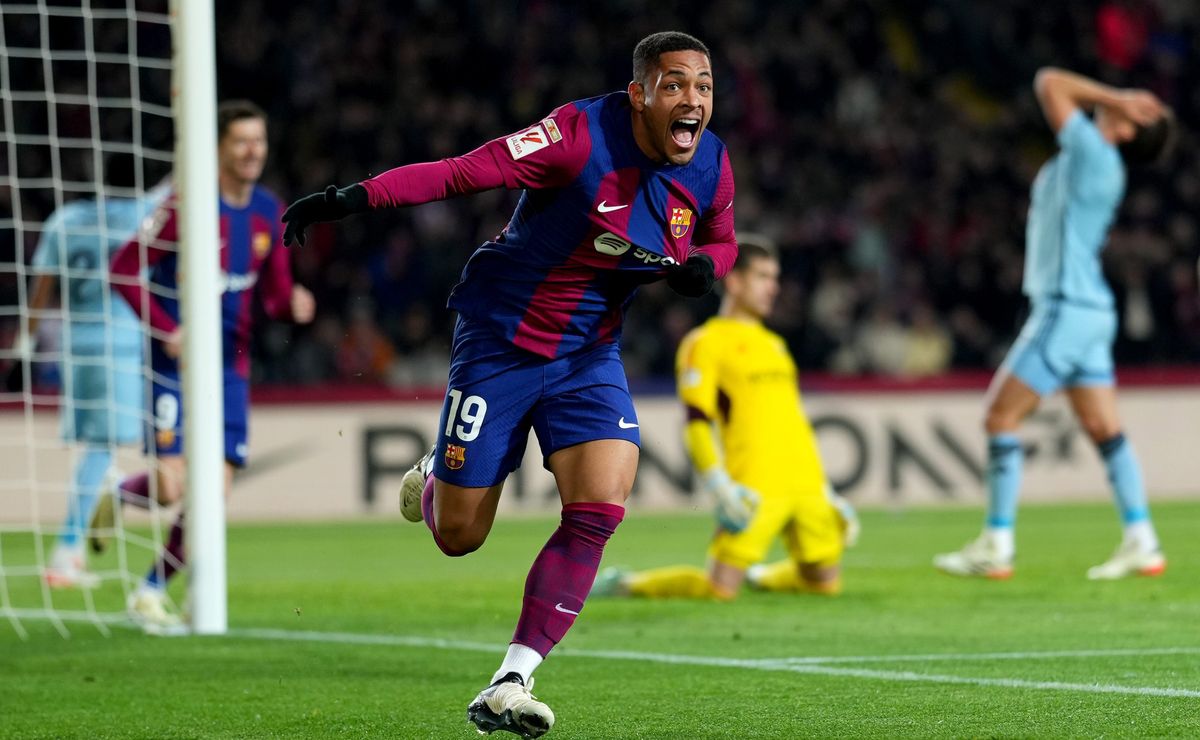 vitor roque marca seu 1º gol pelo barcelona e bate recorde de ronaldo