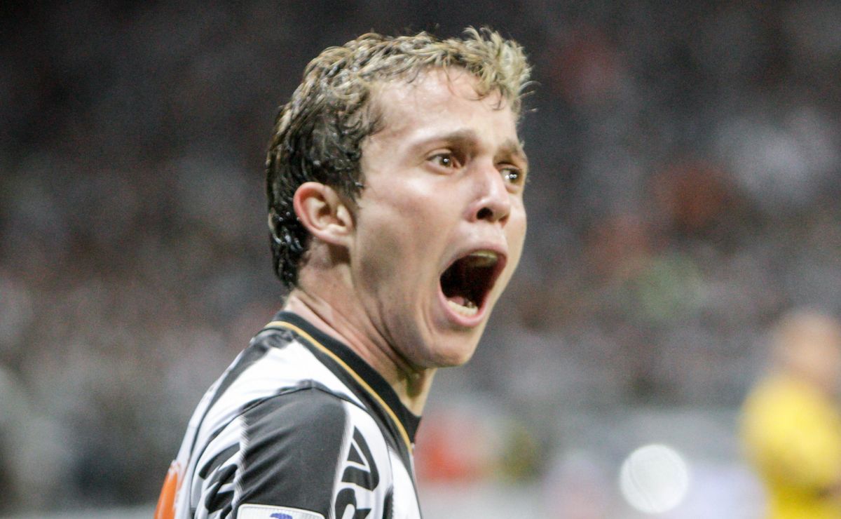 são paulo busca contratação de bernard, ex atlético mg, mas encara concorrência de rivais