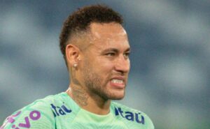 gabriella gaspar afirma ter filha de 10 anos com neymar e cobra r$ 2 milhões