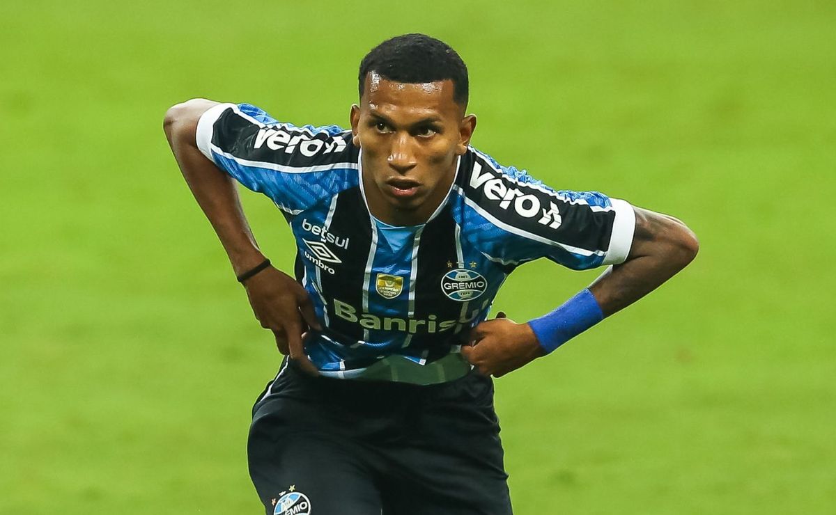 léo chú fica perto de assinar com novo destino e única condição pode render bolada ao grêmio