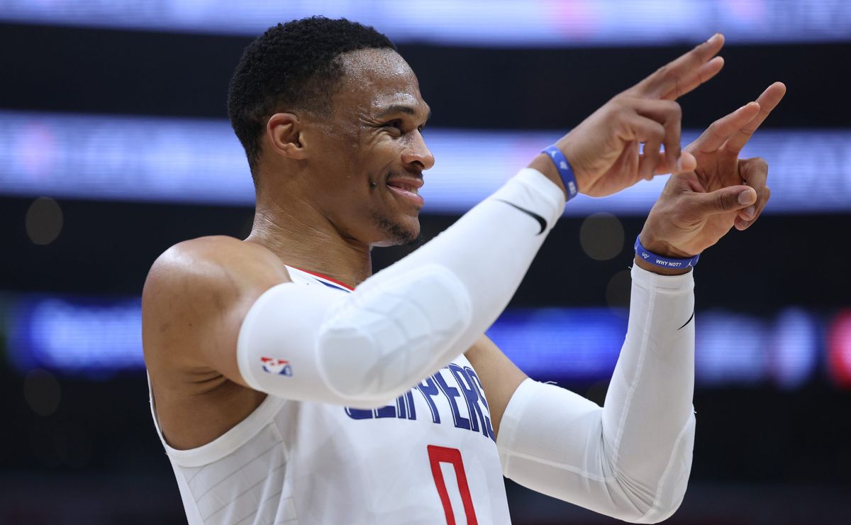 westbrook inova e faz cesta de três pontos descalço pelos clippers