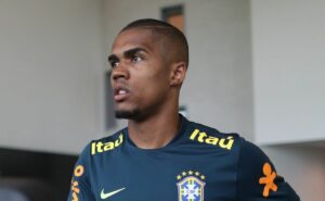 douglas costa no são paulo? julio casares bate o martelo sobre contratar craque