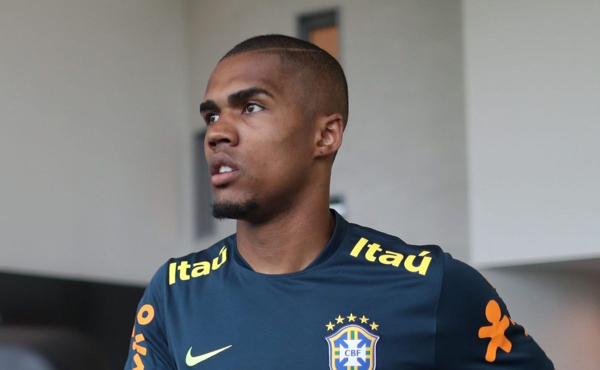 douglas costa no são paulo? julio casares bate o martelo sobre contratar craque