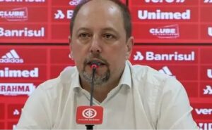 alessandro barcellos ‘bate o martelo’ e fecha negócio: internacional contrata volante