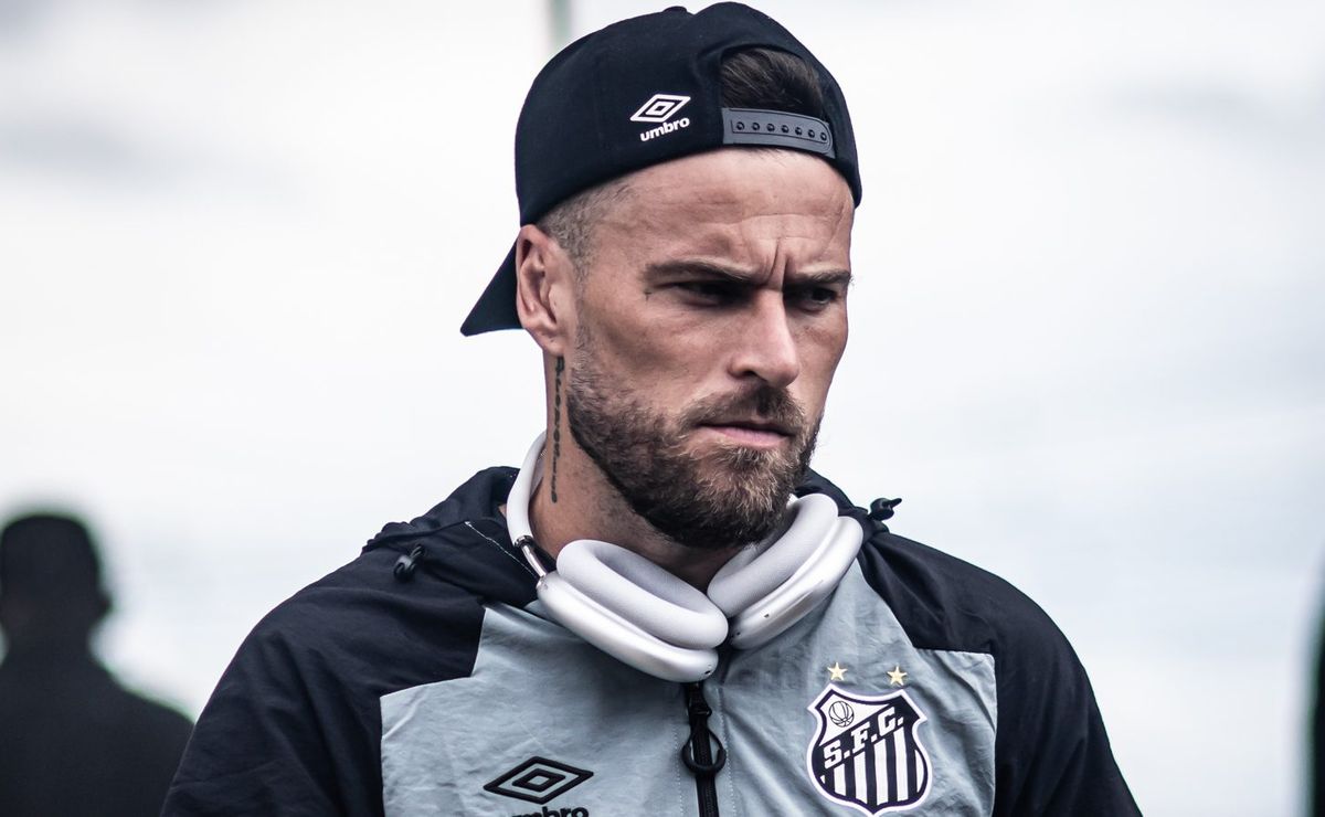 lucas lima foi incluído pelo santos em excursão no catar para ser negociado