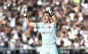 [vÍdeo] léo jardim defende o pênalti de gabigol e garante o empate do vasco