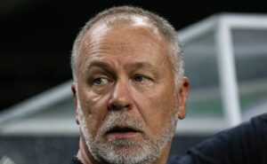 antónio oliveira mal chega e tem 'problemão' da época de mano no corinthians para resolver