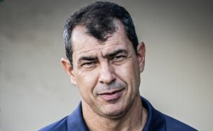 novo atacante no santos, carille comemora muito e se prepara para fazer plano ousado