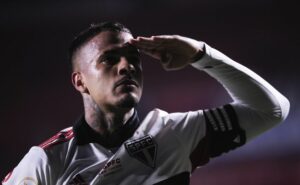 diego costa renova o contrato com o são paulo e estabelece os próximos objetivos pelo clube