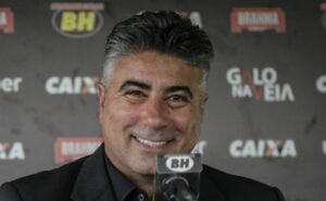 novo camisa 10, contratação de r$ 15 milhões: alexandre gallo decide assinar com novo reforço no santos