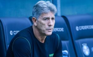 virou o xodó e está 'blindado': renato detona críticos e protege meio campista do grêmio