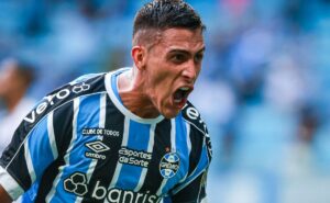 direto do ct: pavón é titular e trio deve ser 'barrado' por renato no grêmio