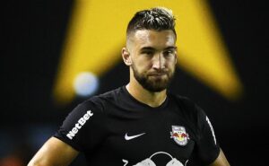 após reunião, flamengo teve reunião para assinar com léo ortiz e recebe resposta sobre contratação do zagueiro