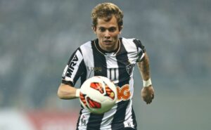 ele foi anunciado; atlético mg anuncia contratação de ídolo bernard por pré contrato