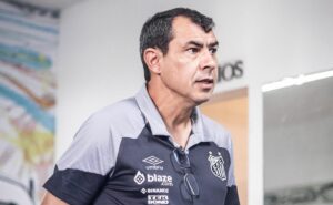 carille entrega três possíveis saídas no santos e revela movimentação para assinar com reforço