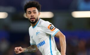 vai 3, vem 1: torcida 'sugere' troca de trio do corinthians por claudinho