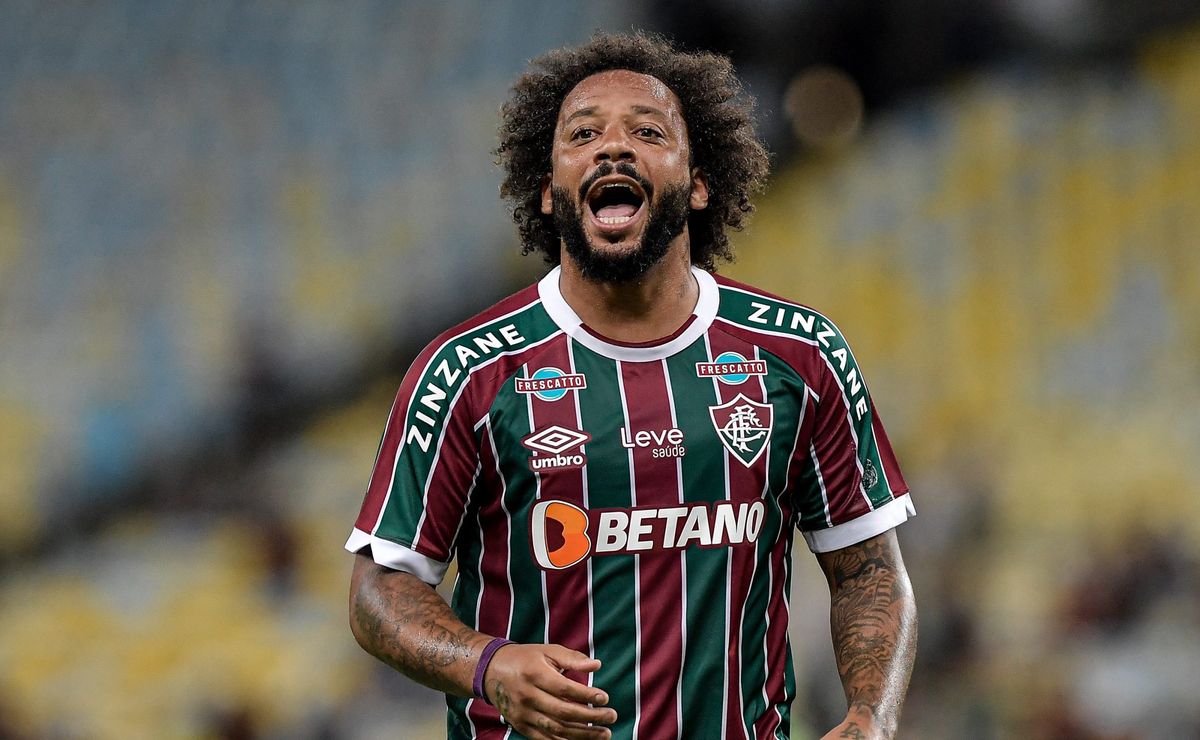 fluminense se espanta em chegada a quito para a recopa com marcelo cercado em aeroporto