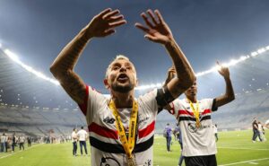 rafinha manda resposta na lata e provoca caio paulista após título da supercopa