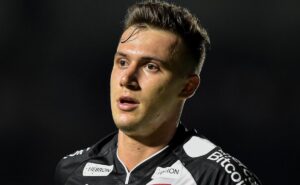 r$ 134 milhões: vendas de pec e +1 ajudam vasco a manter piton