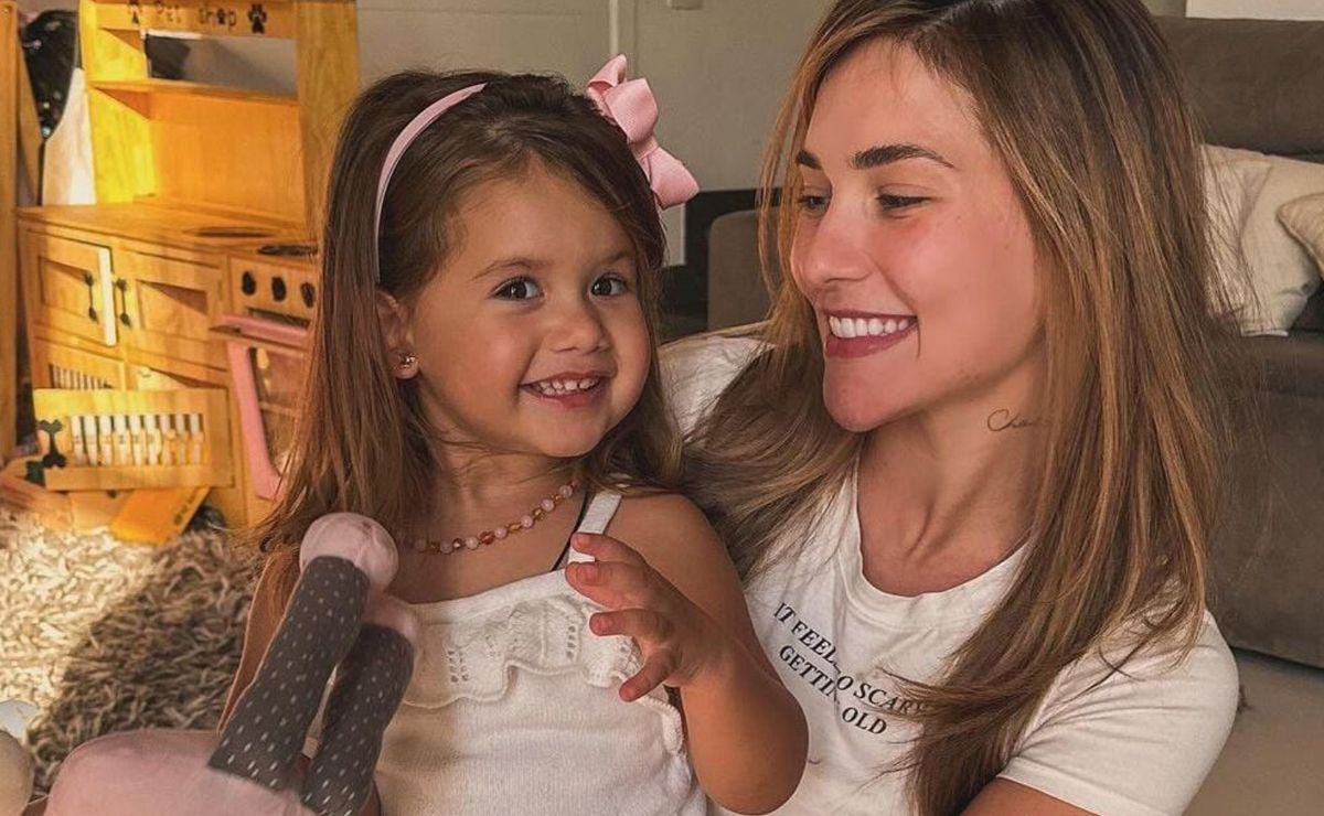 mãe de aluna da escola da filha de virginia desmente boatos: "ficou sentada"