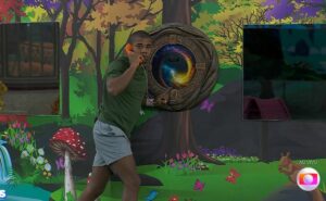 davi atende o big fone, recebe imunidade e distribui pulseiras vermelhas no bbb 24