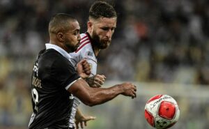 após vasco x flamengo, rubro negros se rendem ao futebol de léo pereira: “melhor da partida”