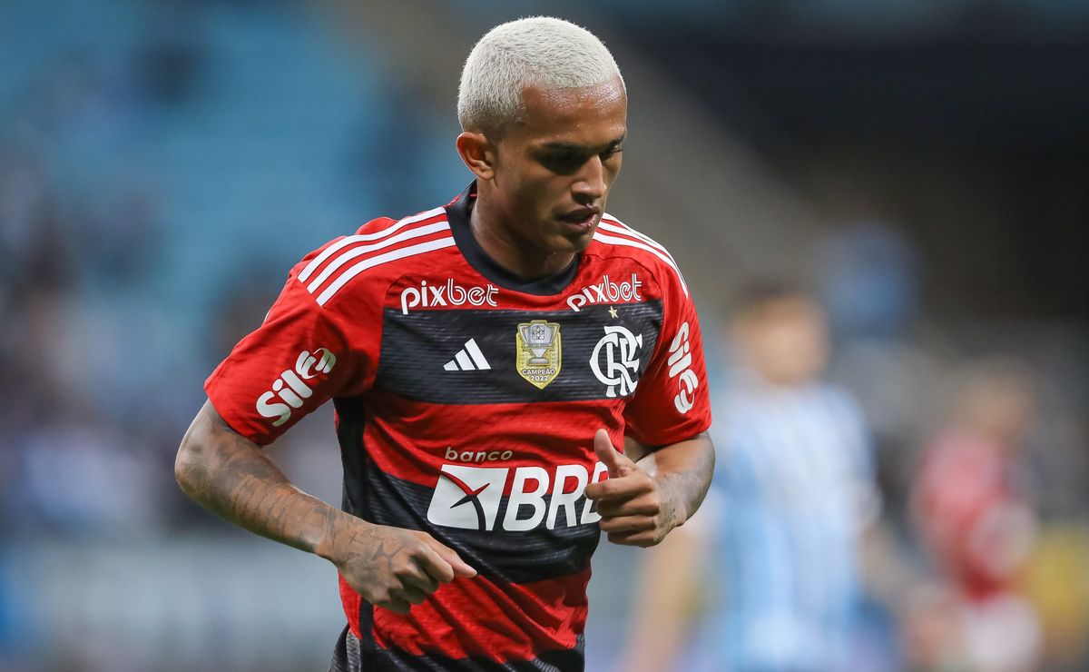 torcida perde a paciência com wesley em vitória do flamengo