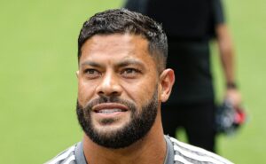 r$ 900 mil por mês, decidiu jogar no flamengo: parça de hulk escolhe assinar com crf