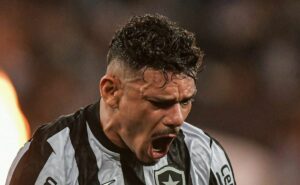 em busca de centroavante, grêmio obtém resposta sobre investida em tiquinho soares