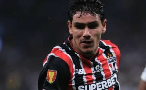 moreira chama atenção e carpini entrega novo cenário para lateral no são paulo