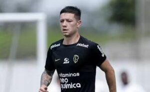 garro não aparece no bid em prazo de augusto, mas ainda tem chances de estrear no clássico