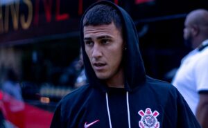 lance começou com matías rojas: câmeras flagram momento bizarro em goleada do corinthians