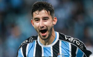 villasanti dobra de salário com renovação com o grêmio