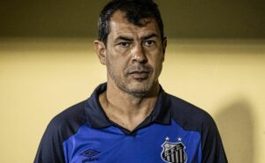 fábio carille resolve mudar escalação do santos e ‘medalhão’ pode ser barrado