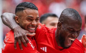 pode chegar na colina; vasco da gama prepara investida por atacante do internacional