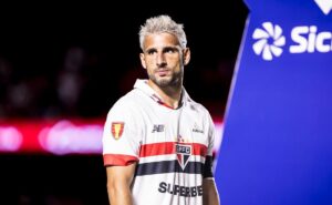 [vÍdeo] calleri alfineta juiz antes do jogo do são paulo e câmera flagra tudo