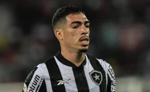 hugo conquista a confiança de tiago nunes no botafogo, se firmando na lateral esquerda