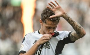 jogador vendido pelo vasco por r$ 64 milhões se contunde e perde temporada na europa