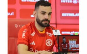 bruno henrique se destaca no internacional e torcida reage nas redes sociais