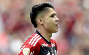 luiz araújo encanta a comissão técnica e esquenta briga por titularidade